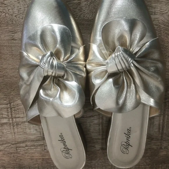 Classic Move Gold Slip On Loafers - Size 8 - Picture 1 of 14